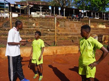 El entrenador Mustapha Bangura durante el entrenamiento en el campo de ftbol comunitario Parade en Freetown.