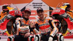 Jorge Lorenzo, a la derecha, posa con Marc M&aacute;rquez en la presentaci&oacute;n del Repsol Honda Team para 2019.