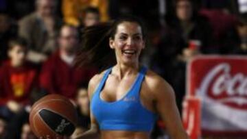 <b>La ACB se endurece</b>. Valga este espacio como tablón de anuncios y avisos. La primera noticia es que los calentadores han vuelto, señal inequívoca de los tiempos revueltos que nos toca vivir. Lo siguiente es una recomendación. Amigos tractoristas, no choquen con esta cheerleader o saldrán malparados.