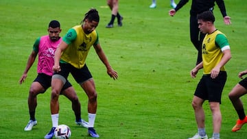 Ayoub Jabbari, del Rayo Cantabria, entrenando con el primer equipo del Racing.