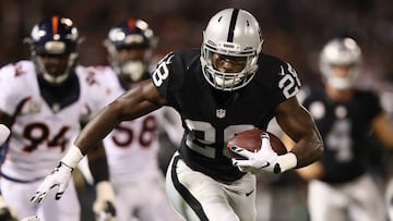 OAKLAND, CA - NOVEMBER 06: Latavius Murray #28 of the Oakland Raiders carries the ball against the Denver Broncos at Oakland-Alameda County Coliseum on November 6, 2016 in Oakland, California.   Ezra Shaw/Getty Images/AFP
 == FOR NEWSPAPERS, INTERNET, TELCOS &amp; TELEVISION USE ONLY ==