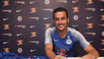 Pedro, en la firma de la renovaci&oacute;n de su contrato con el Chelsea.