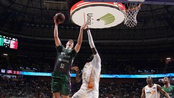Gerun trata de superar a Diop durante el Unicaja-Baskonia.