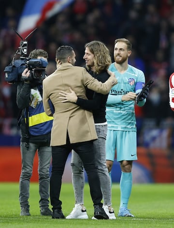 El ex jugador del Atlético de Madrid, Filipe Luis, saluda a Koke durante el homenaje que el Wanda Metropolitano ha hecho al brasileño.