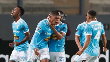 AMDEP343. LIMA (PERÚ), 04/05/2022.- Percy Liza (2-i) de Sporting celebra un gol hoy, en un partido de la Copa Libertadores entre Sporting Cristal y Universidad Católica en el estadio Nacional en Lima (Perú). EFE/Luis Gonzales Taipe
