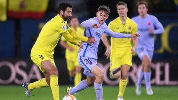 VILLARREAL, SPAIN - NOVEMBER 27: Raul Albiol of Villarreal CF and Gavi of FC Barcelona battle for possession during the La Liga Santander match between Villarreal CF and FC Barcelona at Estadio de la Ceramica on November 27, 2021 in Villarreal, Spain. (Ph