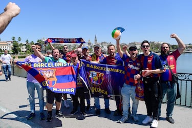 Aficionados del Barcelona y del Real Madrid disfrutan por las calles de Sevilla de las horas previas a la final de Copa. 