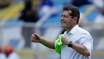 AMDEP8441. SAN SALVADOR (EL SALVADOR), 27/03/2022.- El entrenador Hugo Pérez de El Salvador reacciona hoy, en un partido de las eliminatorias de la Concacaf para el Mundial de Catar 2022 entre las selecciones de El Salvador y Costa Rica, en el estadio Cuscatlán en San Salvador (El Salvador). EFE/ Rodrigo Sura
