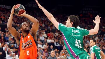 GRAF040. VALENCIA, 22/04/2018.- El ala-p&iacute;vot estadounidense del Valencia Basket Will Thomas (i) lanza a canasta ante Carlos Su&aacute;rez, de Unicaja, durante el partido de Liga ACB que se disputa esta tarde en el pabell&oacute;n de la Fuente San Luis, en Valencia. EFE/Kai F&ouml;rsterling