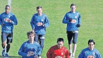 <b>EN FAMILIA. </b>Nacho Ambriz corría ayer junto a Valera y Jurado, con Perea, Bravo y Mista detrás.