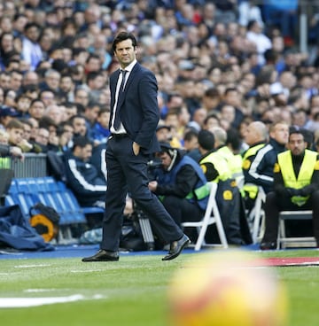El entrenador del Real Madrid Santiago Solari observa a sus jugadores desde la banda. 