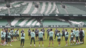 Pellegrini, con sus jugadores.