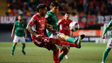 Futbol, Audax Italiano vs Nublense.
Fecha 26, campeonato Nacional 2023.
El jugador de Audax Italiano Oliver Rojas, derecha, disputa el balon con Ismael Sosa de Nublense durante el partido de primera division realizado en el estadio Bicentenario La Florida en Santiago, Chile.
08/10/2023
Felipe Zanca/Photosport
Football, Audax Italiano vs Nublense.
26th turn, 2023 National Championship.
Audax Italiano's player Oliver Rojas, right, vies for the ball against Ismael Sosa of Nublense during the first division match at the Bicentenario La Florida stadium in Santiago, Chile.
08/10/2023
Felipe Zanca/Photosport