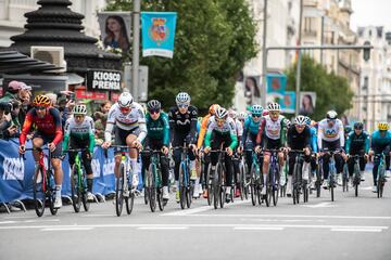 Pelotón del Madrid Criterium en la Gran Vía.