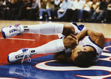 Una historia ligeramente distinta a la que hemos visto, principalmente por ser uno de los integrantes de una de las mayores dinastías de la historia, unos Warriors que ganaron tres anillos en cinco Finales, todas ellas consecutivas. Antes de eso, fue elegido en la cuarta posición de la primera ronda del draft de 2004 por los Clippers tras un pacto con los Bobcats. En su temporada de rookie tan solo pudo disputar 30 partidos, debido a una lesión de rodilla. A pesar de ello, consiguió promediar 7,4 puntos y 5 asistencias. En su segunda temporada también se perdió un buen número de partidos a causa de las lesiones. Sin embargo, su mayor desgracia sucedería en febrero de 2007, cuando, tras una mala caída, se dislocó la rótula y se cortó los ligamentos anterior y posterior de la rodilla, lo que le hizo perderse el resto de la temporada 2006-2007, teniendo prevista una recuperación de al menos 8 meses. Su físico quedaría marcado, pero Livingston fue un respetado veterano de lujo en los Warriors, donde hizo gala de una buena defensa y penetraciones explosivas. Un juego que no contaba prácticamente con triples, algo inusual en la época en la que llegaron los anillos.