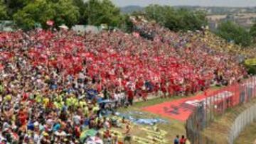 El club de fans de Márquez disfrutando en Montmeló.