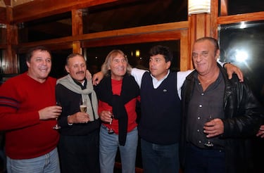 Daniel Bertoni, Leopoldo Luque, Hugo Gatti, Daniel Passarella y Alfio Basile durante la celebración del 51 cumpleaños de Passarella el 25 de mayo de 2004. 

 