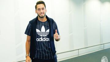 Hakan &Ccedil;alhanoğlu, posando a su llegada al aeropuerto de Mil&aacute;n.