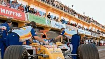 <b>JORNADA INTENSA. </b>Fernando Alonso se dio una auténtica paliza en la jornada de ayer, con 93 vueltas al trazado valenciano. Y los aficionados no quisieron perdérselo.