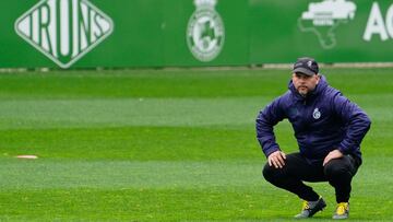 José Alberto, dirigiendo una sesión de entrenamiento en los Campos de Sport de El Sardinero.