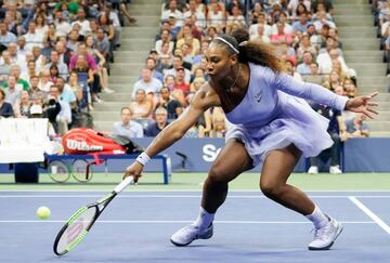 Serena Williams returns to Carina Witthöft in their Round 2 match at the 2018 US Open