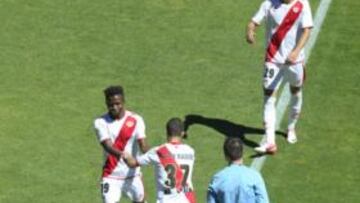 <b>MAL DÍA. </b>Lass, en el momento de ser sustituido ante el Sevilla.