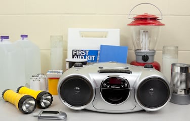 Linterna, preferiblemente con pilas de repuesto y la radio preferiblemente de manivela o con pilas, para recibir información sobre emergencias.