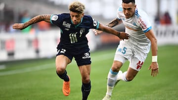 Lille&#039;s French Moroccan defender Kevin Malcuit (L) vies with Marseille&#039;s Argentinian forward Lucas Ocampos during the French L1 football match Marseille versus Lille on April 21, 2018 at the Velodrome stadium in Marseille, southern France. / AFP