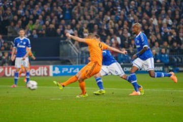 0-1. Benzema anota el primer tanto.