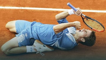 Tommy Robredo celebra su triunfo ante Hewitt en Roland Garros.