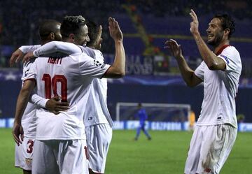 Los jugadores del Sevilla celebran el gol de Nasri.