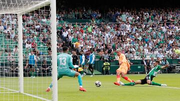 Griezmann marca uno de los dos goles que le hizo al Betis.