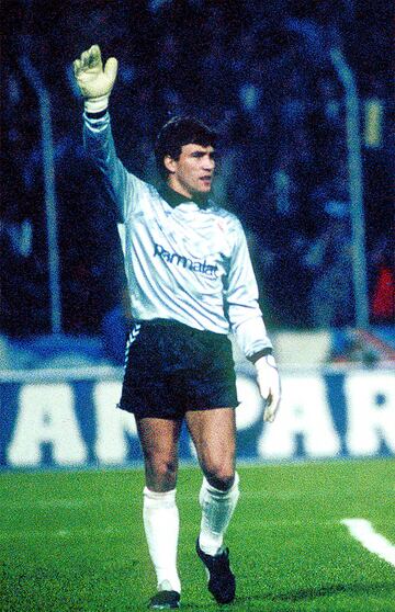 542 partidos desde 1980 a 1997 con el Sevilla FC (199), Real Madrid CF (343)