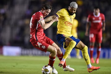 Toluca's midfielder #14 Marcel Ruiz (L) and America's Uruguayan forward #27 Rodrigo Aguirre fight for the ball during the first-leg quarterfinal football match of the Liga MX Apertura tournament between America and Toluca at the Ciudad de los Deportes Stadium in Mexico City on November 27, 2024. (Photo by Rodrigo Oropeza / AFP)