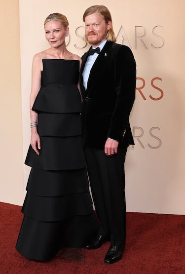 Kirsten Dunst y Jesse Plemons posan en la alfombra roja del Dolby Theatre.