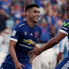 La U gana con uno menos y se mete en la pelea por el título