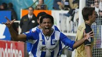 <b> A SEGUNDA. </b> Poco le duró la alegría al equipo vitoriano, al que el gol de Bodipo le mantuvo en Primera durante sólo diez minutos.