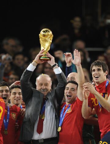 Vicente del Bosque se mostraba feliz en la conferencia de Prensa. “España se merecía una alegría así. Es un triunfo que va más allá del fútbol. Nuestra mayor felicidad es hacer feliz a un país entero. A España entera. Nuestro éxito ha sido la unión de todos, de los 23, de los que han jugado y de los que no lo han hecho. Estar dos meses concentrados y que no haya habido ni un solo problema demuestra el comportamiento ejemplar que han tenido. Holanda nos planteó un partido duro, intenso y nos han hecho sentir muy incómodos. Es la mayor alegría de mi vida deportiva”.
