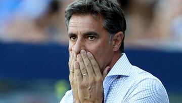 El técnico del Málaga, José Miguel González "Michel", durante el encuentro correspondiente a la sexta jornada de Primera División que disputan esta tarde frente al Athletic en el estadio de La Rosaleda de Málaga.
