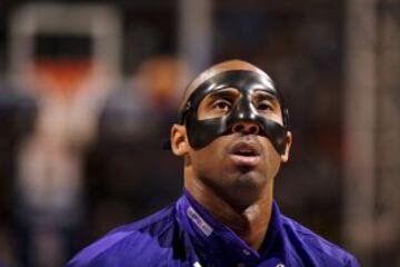 Kobe Bryant, con máscara negra, antes de medirse a los Pistons en marzo de 2012.