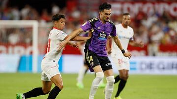 SEVILLA, 19/08/2022.- El centrocampista del Valladolid Kike Pérez (d) protege un balón ante Óliver Torres, del Sevilla, durante el partido de Liga en Primera División que disputadan este viernes en el estadio Sánchez Pizjuán. EFE/José Manuel Vidal
