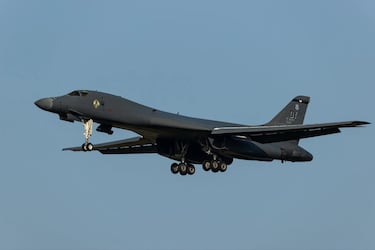 EEUU está trasladando sus bombarderos estratégicos B-1B al país enemigo histórico de China en el Pacífico