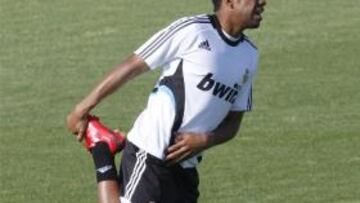 <b>NO VIAJARÁ.</b> El técnico alemán ha considerado que Robinho no vaya a Riazor ya que su polémica situación aún no está resuelta.