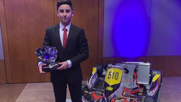 Mari Boya con su galardón del Academy Trophy y su kart.
