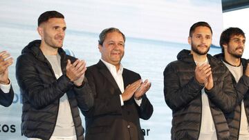 Tino Fern&aacute;ndez entre Lucas P&eacute;rez y Andone en la presentaci&oacute;n del nuevo patrocinador de ropa del Deportivo, Ecoalf.