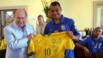 Joseph Blatter, con Cafú.