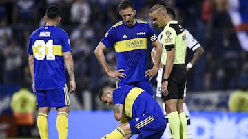 BUENOS AIRES, ARGENTINA - OCTOBER 24:  Marcelo Weigandt of Boca Juniors reacts after being injured during a match between Velez Sarsfield and Boca Juniors as part of Torneo Liga Profesional 2021 at Jose Amalfitani Stadium on October 24, 2021 in Buenos Aires, Argentina. (Photo by Marcelo Endelli/Getty Images)