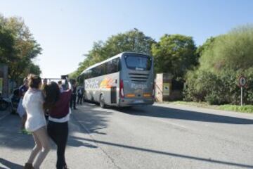 Llegada de los familiares de los jugadores al parque temático.