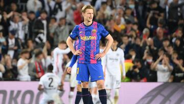 Barcelona's Dutch midfielder Frenkie De Jong reacts during the Europa League quarter final second leg football match between FC Barcelona and Eintracht Frankfurt at the Camp Nou stadium in Barcelona on April 14, 2022. (Photo by LLUIS GENE / AFP)