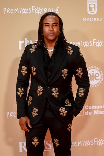 El cantante y compositor Yotuel Romero posa en la alfombra roja de la 30 edici¨®n de los Premios Jos¨¦ Mar¨ªa Forqu¨¦, en el Palacio Municipal de IFEMA.